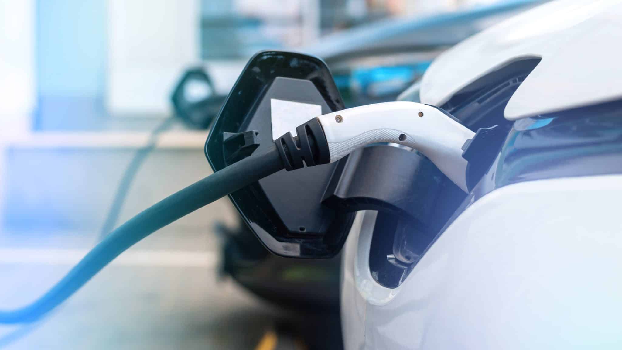 Pilotage et délestage de la recharge d'un véhicule électrique